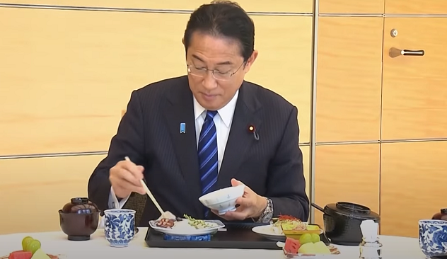 Японският премиер обядва с риба, уловена край Фукушима