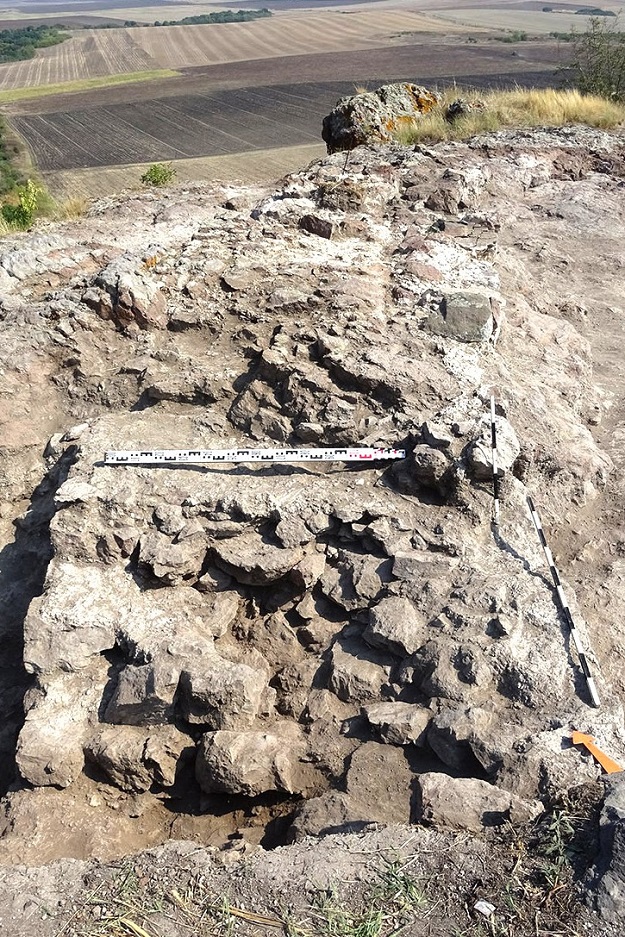 Монументална крепостна стена разкриха археолозите при проучванията в средновековния град Русокастро