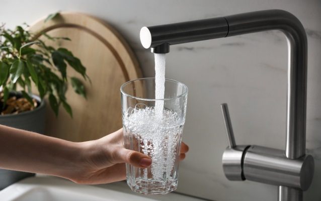 Създадоха нанороботи за пречистване на водата от микропластмаса