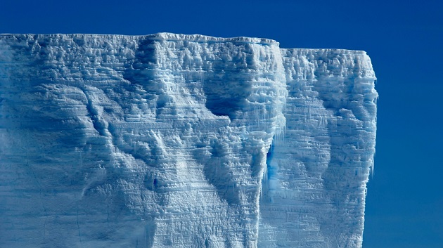 Най-големият айсберг в света отново тръгна да „пътешества“
