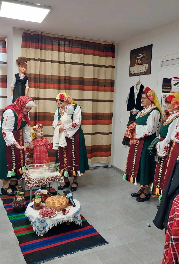 Народните певици от бургаския хор „Самодивски огън“  представиха възстановка на традициите за Бабинден