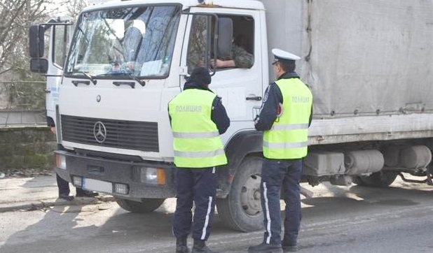 Проверяват камиони и автобуси за пътни нарушения