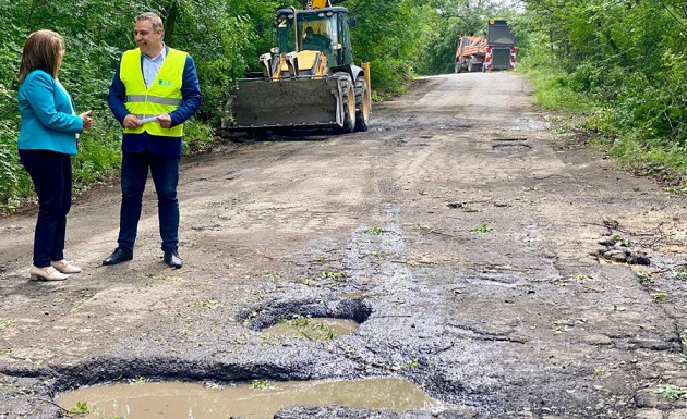 Украсяват пейките в Созопол с авторски стихове