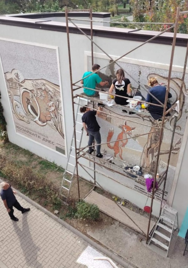 Мозаечно пано пред старозагорската библиотека пресъздава сцени от народната приказка „Косе Босе“