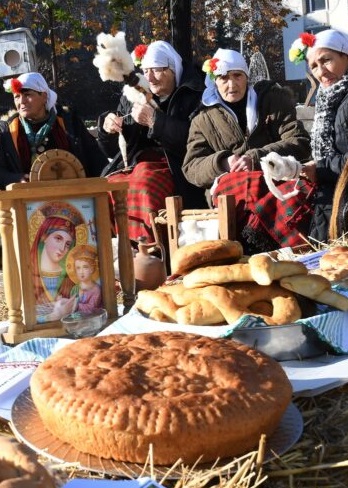 Кулинарен празник ще нарежда Коледна трапеза в Димитровград, самодейки ще месят хляб и ще чепкат вълна