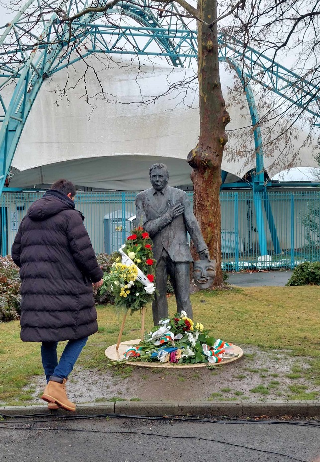 Бургас почете с венци и цветя 100-годишнината от рождението на своя именит съгражданин Георги Калоянчев