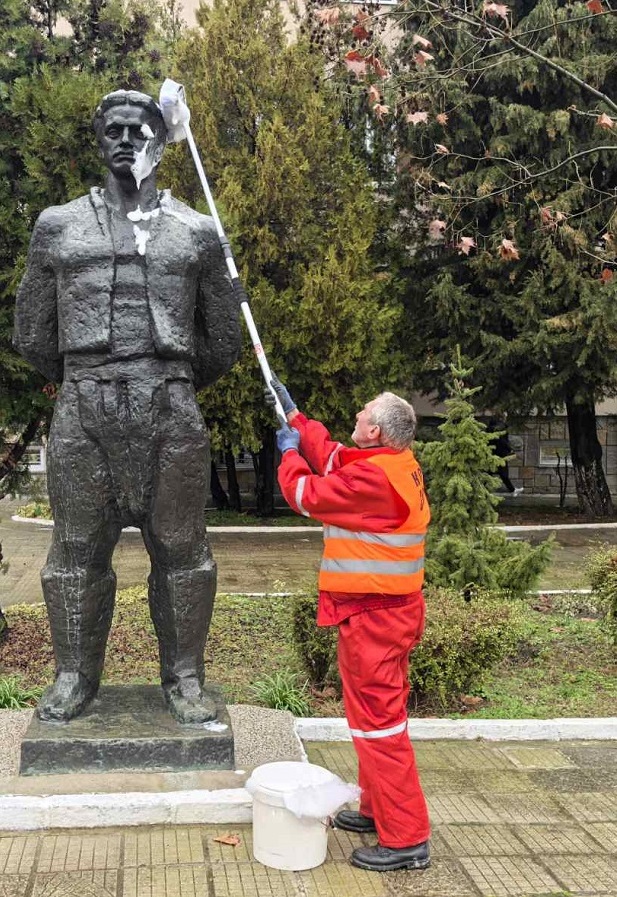 По инициатива на двама братя журналисти всяка година почистват паметниците на Васил Левски в Бургас